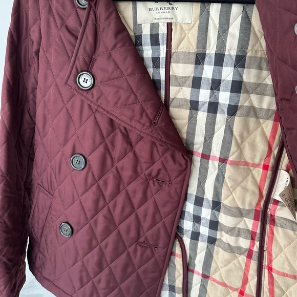 Burberry Women’s classic quilted coat with belt. - Picture 4 of 10